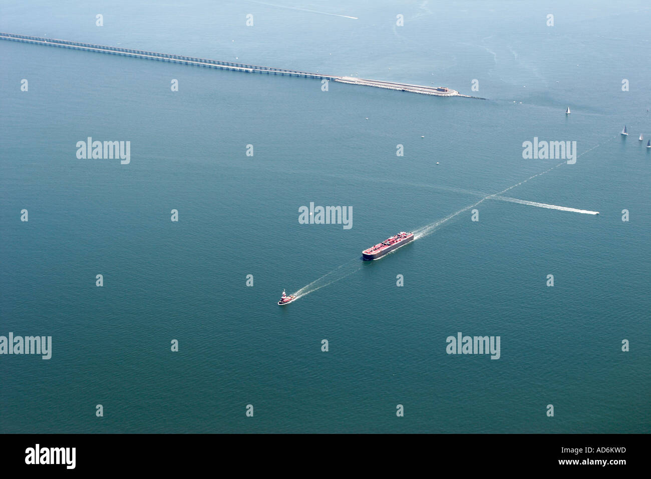 Virginia Chesapeake Bay Water Bridge Tunnel, Tugboat, chiatta, barche, visto dalle compagnie aeree commerciali che atterrano a Norfolk, i visitatori di viaggio tour touris Foto Stock