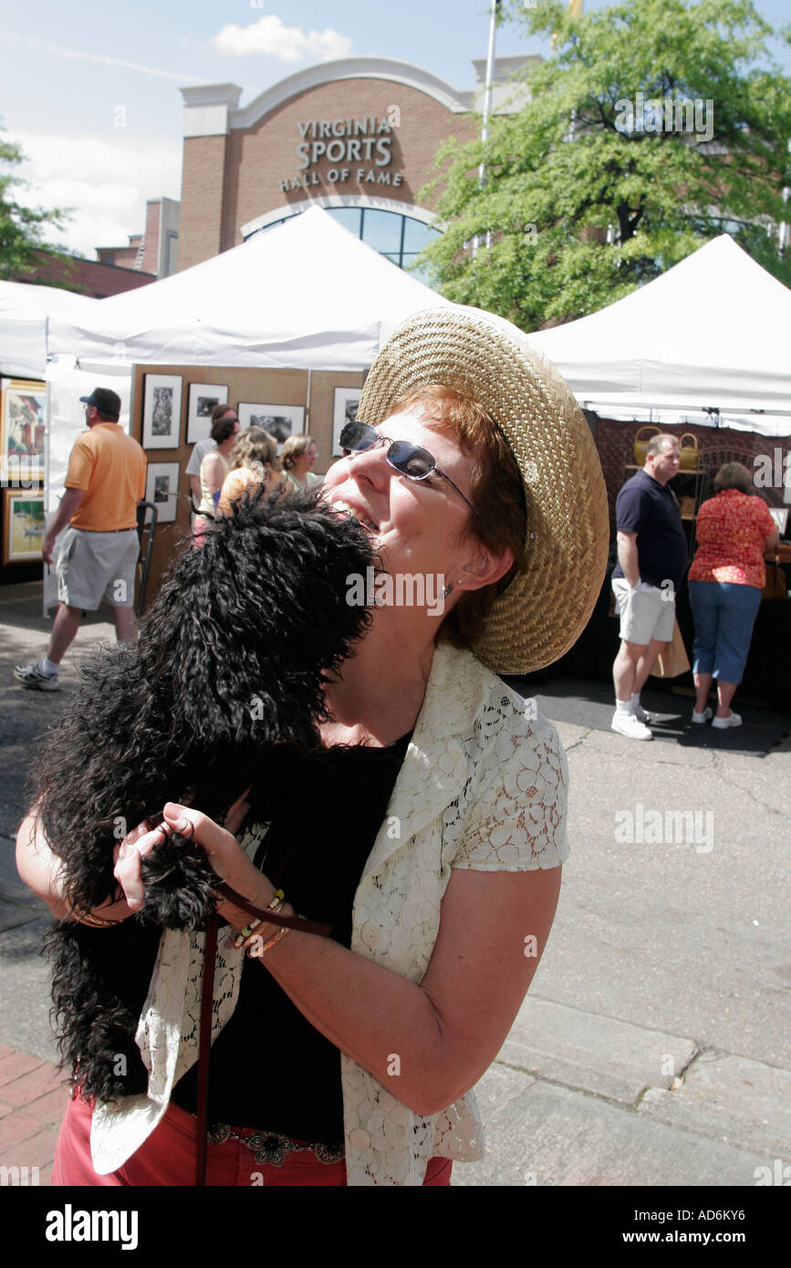 Portsmouth Virginia,High Street,Gosport Arts Festival,festival,celebrazione,fiera,adulti adulta donna donne donna donna donna donna donna donna donna, cani da cane, animali domestici, canine, animale, Foto Stock