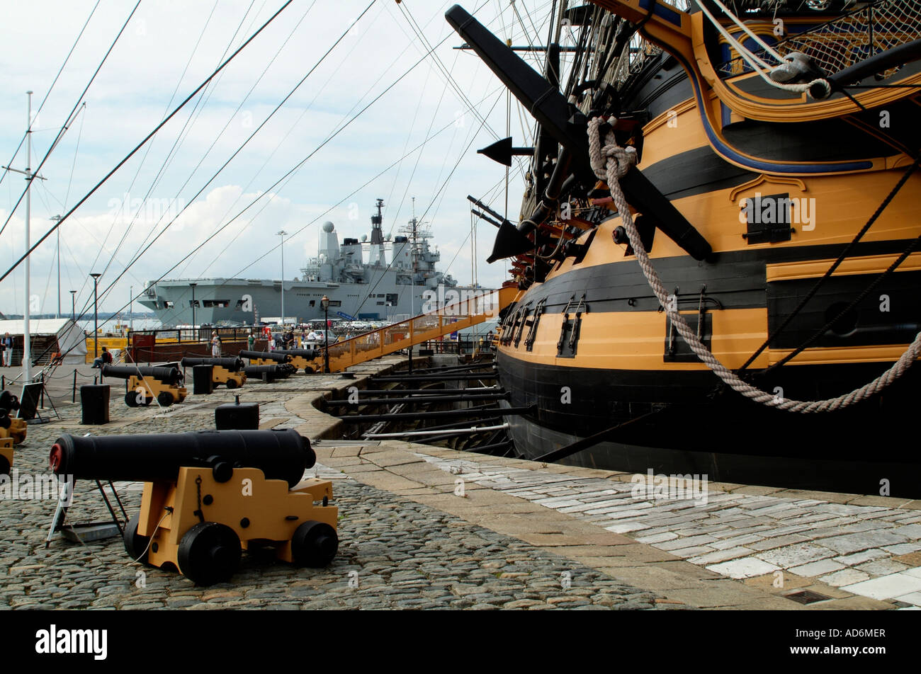 HMS Victory nave storica e HMS Ark Royal portaerei il vecchio e il nuovo  nel Cantiere Navale di Portsmouth Portsmouth Inghilterra Foto stock - Alamy