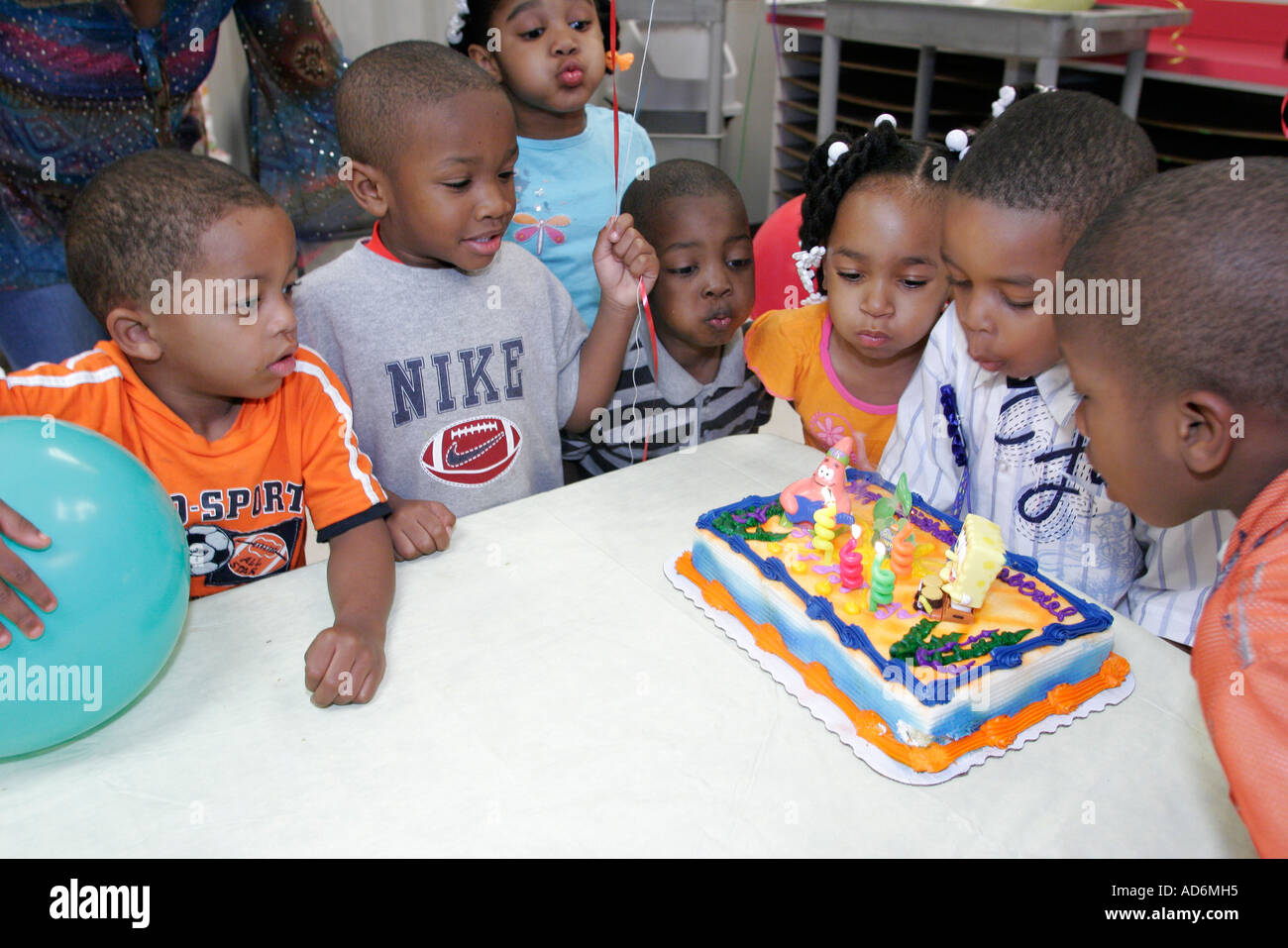 Portsmouth Virginia, High Street, Children's Museum of Virginia, Black boy boys maschio kids children compleanno party, torta, candele, soffiatura, VA060513045 Foto Stock