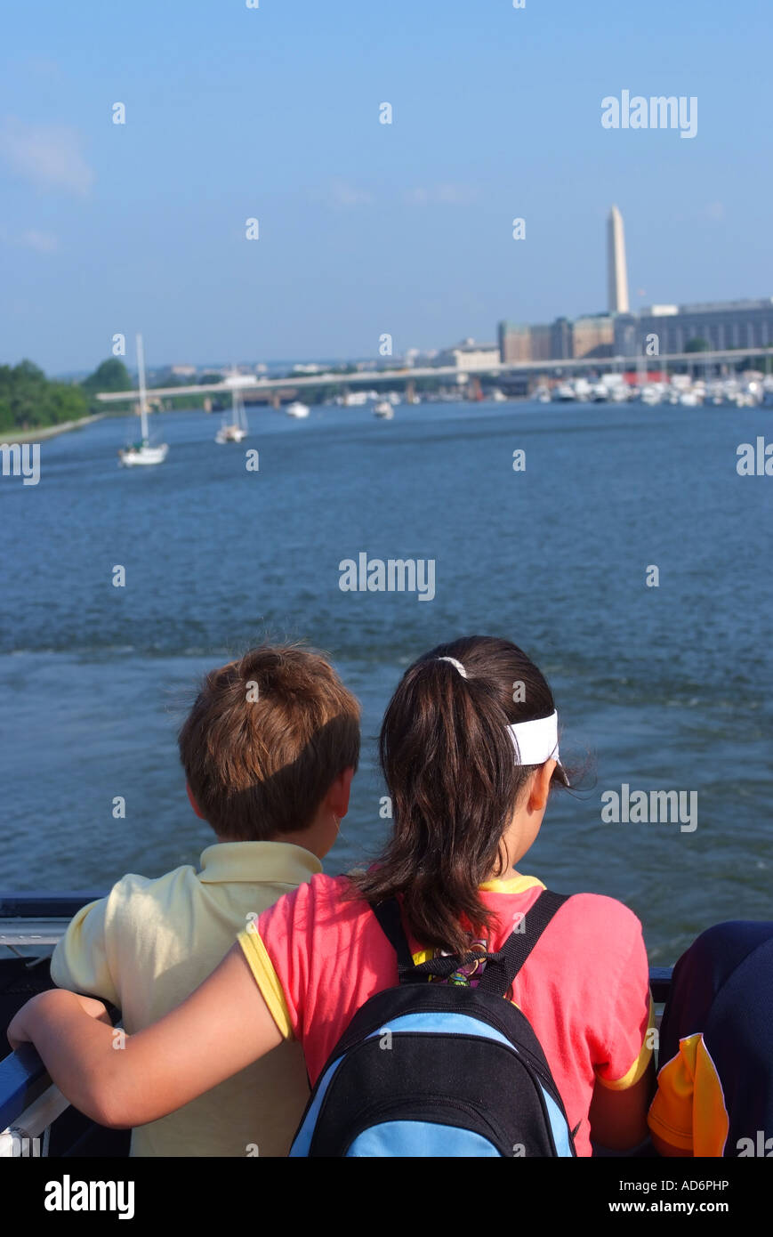 I bambini a fare un giro sullo spirito di Washington barca crociera sul Fiume Potomac Washington DC Foto Stock
