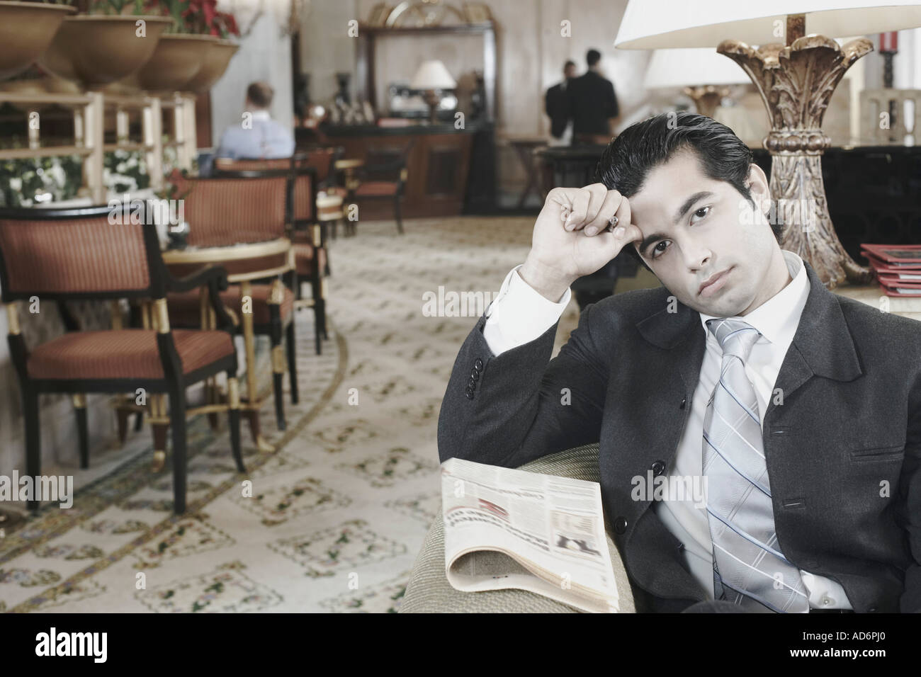 Ritratto di un uomo di affari seduti nella hall di un hotel Foto Stock