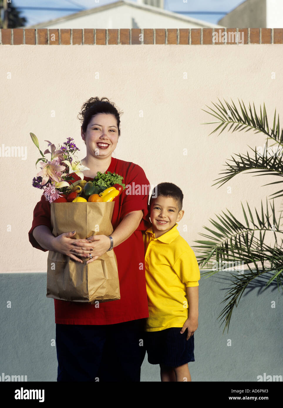 Donne ispaniche nei suoi metà di 20 s a fare la spesa con il suo giovane figlio Foto Stock