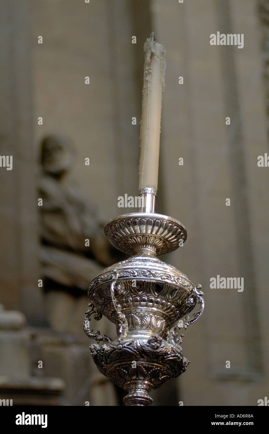 Candela in un argento personale durante una processione religiosa in Granada, Andalusia, Spagna meridionale Foto Stock