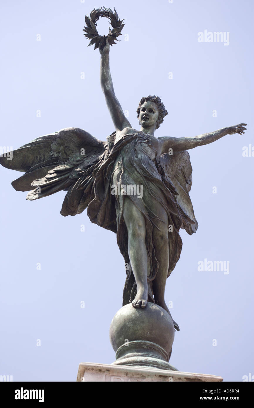 Winged statua rivolta verso l Oriente e ghirlanda di contenimento Foto Stock