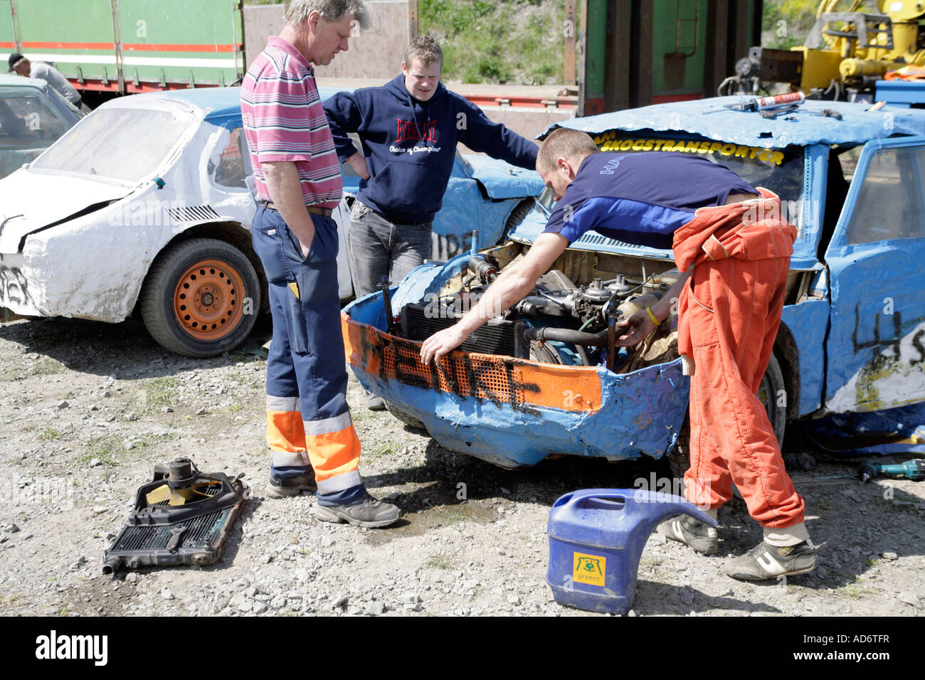 Mechanic tuning auto a motore per il Folkrace una sorta di banger racing in ippodromo di Torslanda Göteborg Svezia Foto Stock