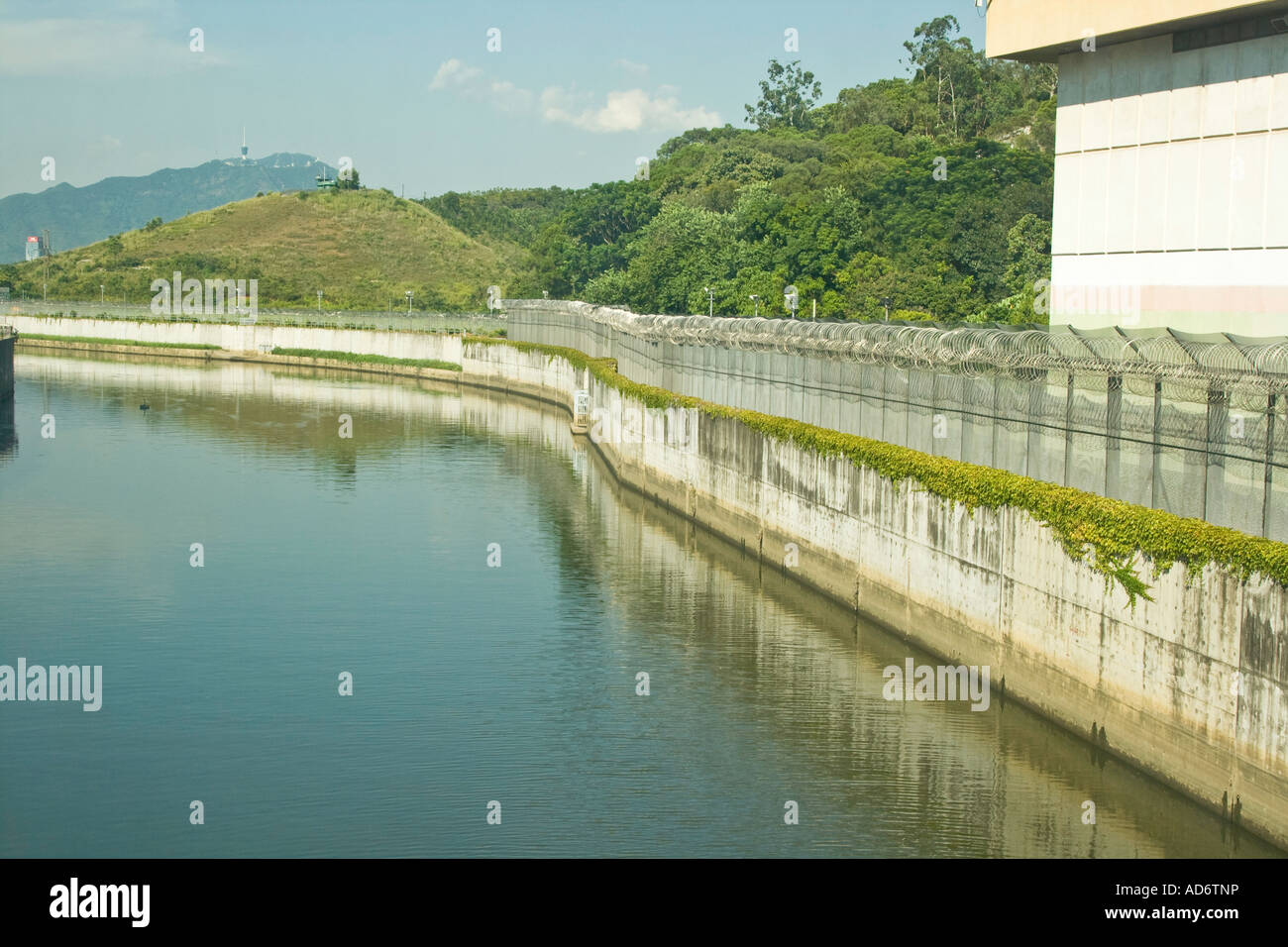 Filo spinato su Hong Kong Side di Lo Wu varcare il confine tra Hong Kong e Shenzhen Cina Ago 2007 Foto Stock