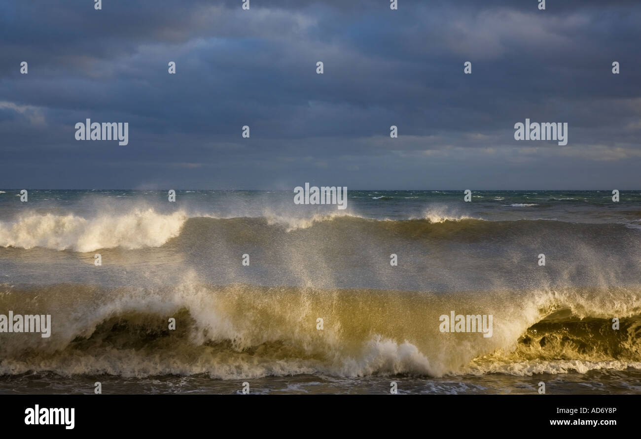 Il mare in tempesta a Ballydowane Cove, il rame Costa, nella contea di Waterford, Irlanda Foto Stock