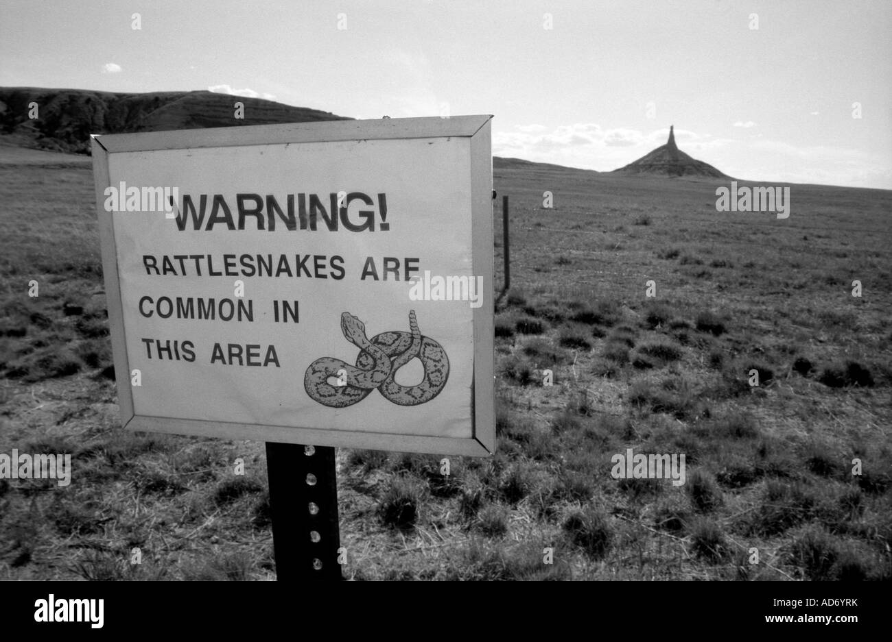 Un segno avvertimento contro rattlesnakes nel Nebraska rurale, vicino al camino Rock. (USA). Foto Stock