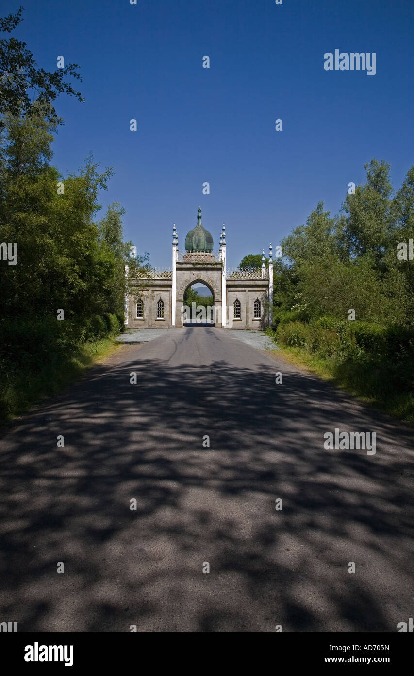 L'Hindu-Gothick Dromana Gates, una casa di ricovero sul ponte sul fiume Finisk, Villierstown, vicino a Cappoquin, Contea di Waterford, Irlanda Foto Stock