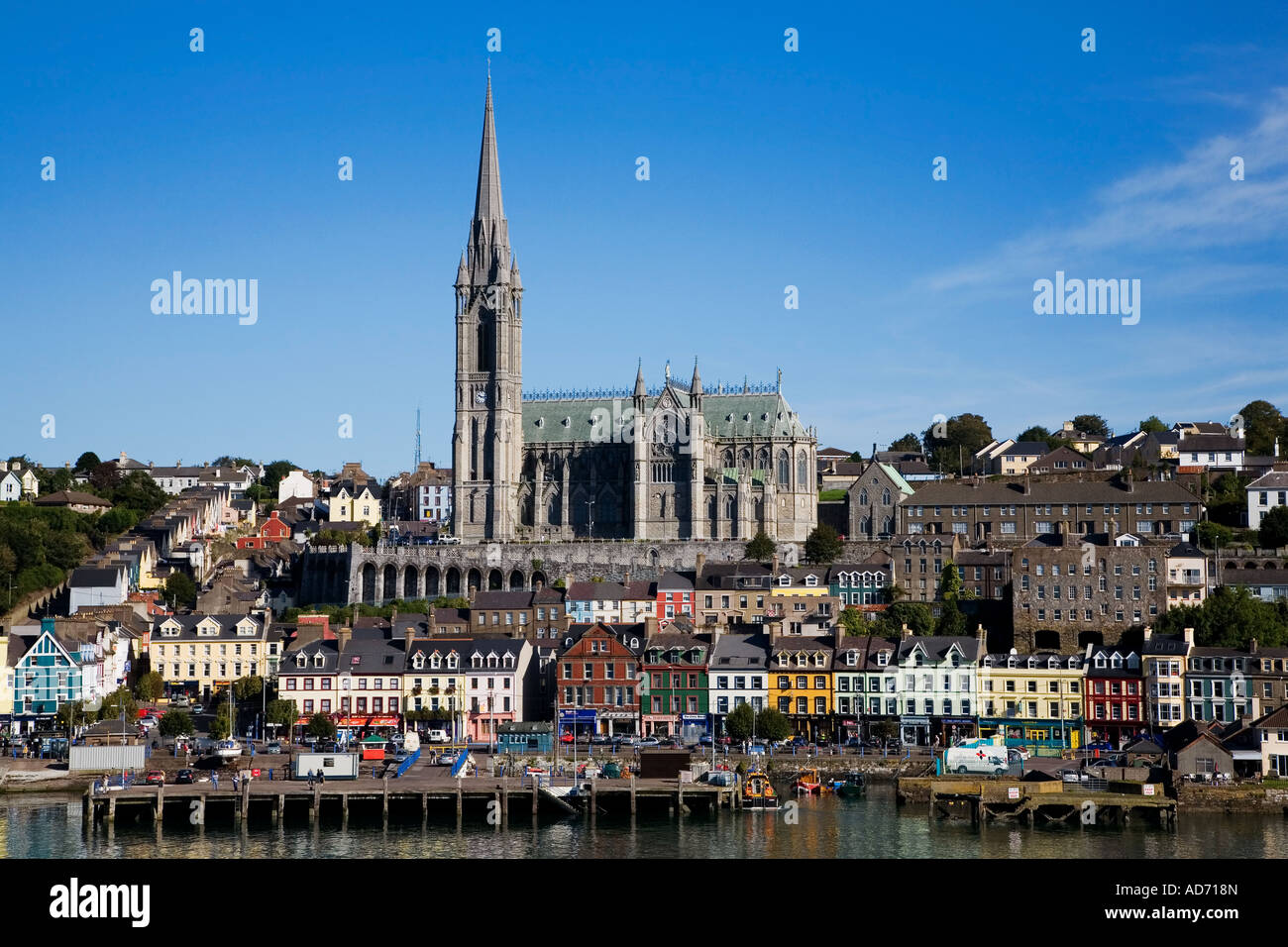 St Colman's Cathedral e case in stile georgiano, emigrante punto di imbarco durante la carestia, Cobh (ex Queenstown), County Cork, Irlanda Foto Stock