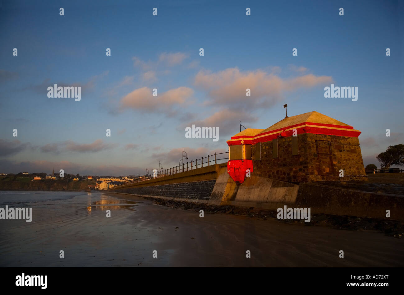 La mattina presto luce su Tramore Promenade, nella contea di Waterford, Irlanda Foto Stock