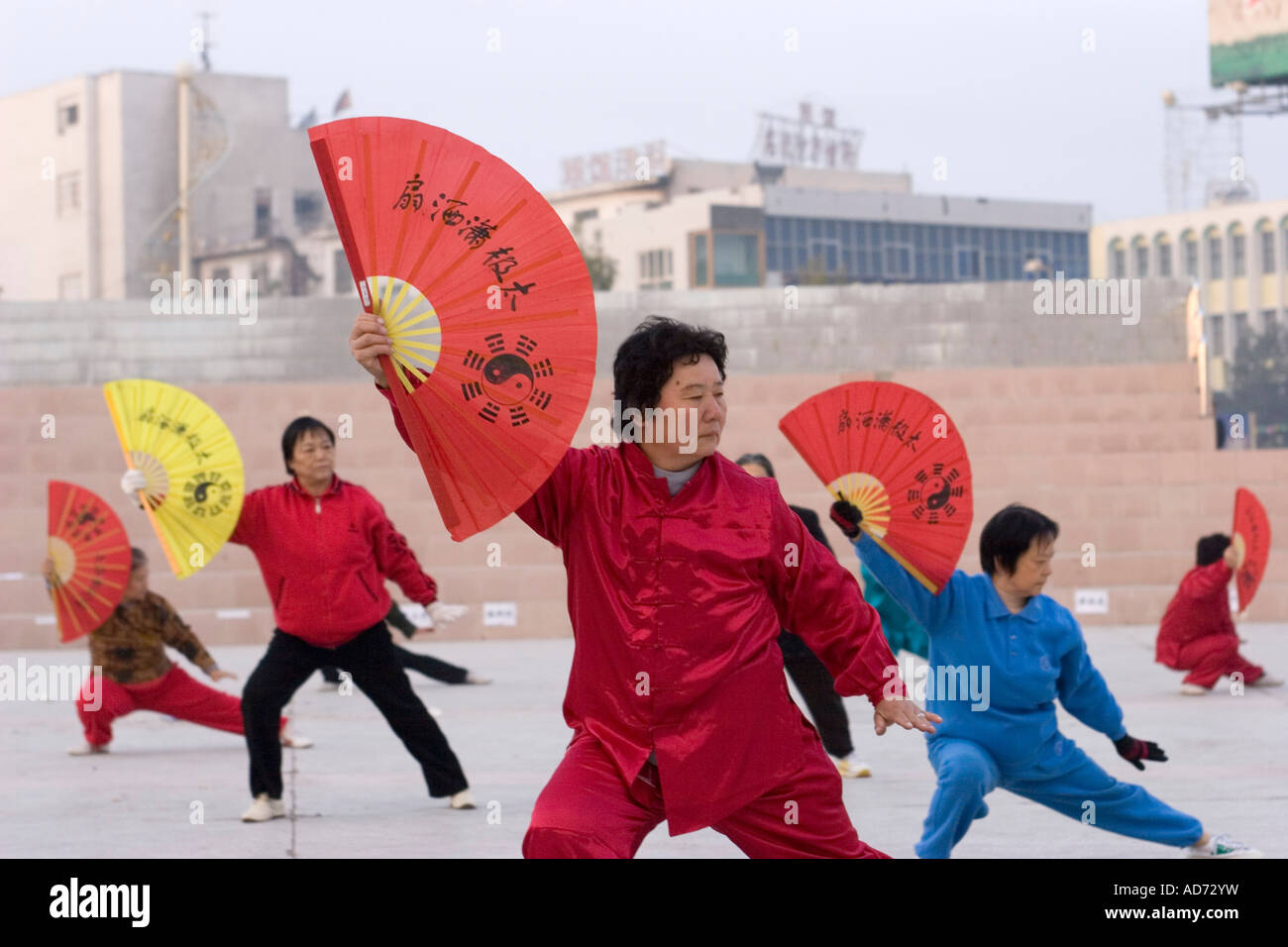Han cinesi esercizio all'alba nella centrale piazza Turpan, Xinjiang, Cina Foto Stock