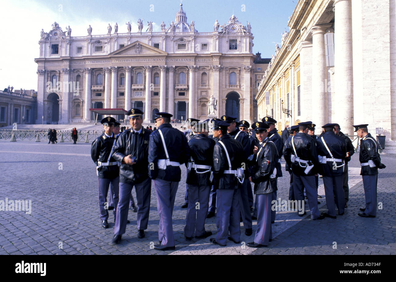 Italia Roma Vaticano PIAZZA SAN PIETRO CLUSTER di poliziotti PRIMA DI PAPA S benedizione domenicale Foto Stock