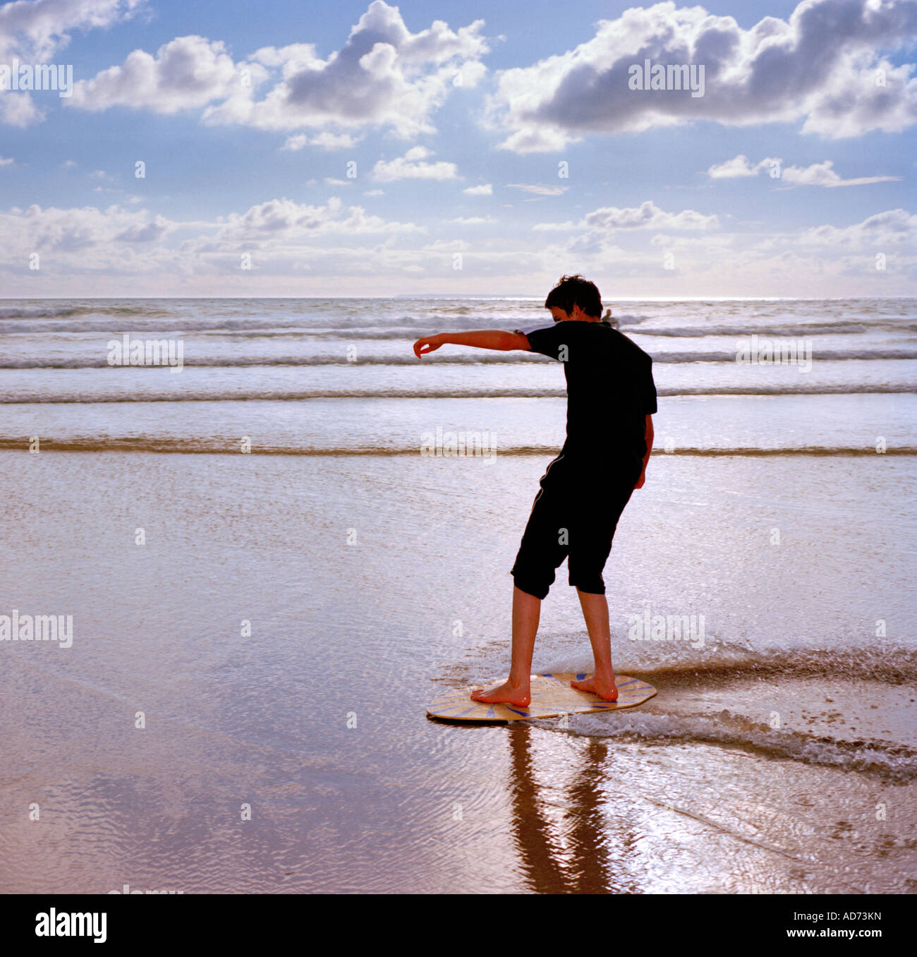 Adolescente skimboarding Woolacombe North Devon, Inghilterra, Regno Unito. Foto Stock