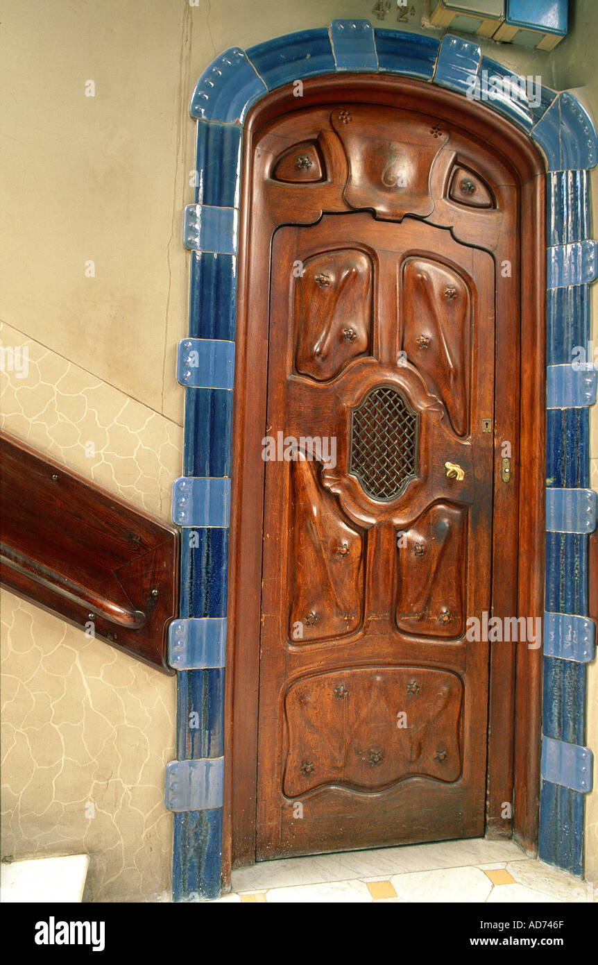 Spagna Catalogna BARCELONA PASEO DE GRACIA CASA BATLO disegnato da Gaudi PORTA INTERNA Foto Stock