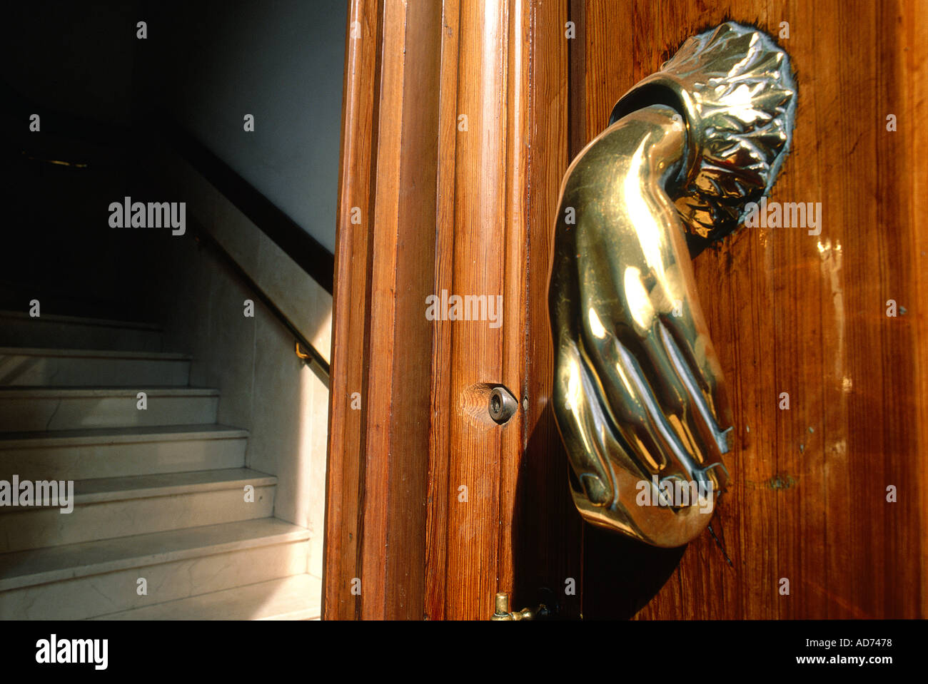 Spagna Catalogna BARCELONA PASEO DE GRACIA CASA BATLO disegnato da Gaudi porta interna e manopola di rame Foto Stock