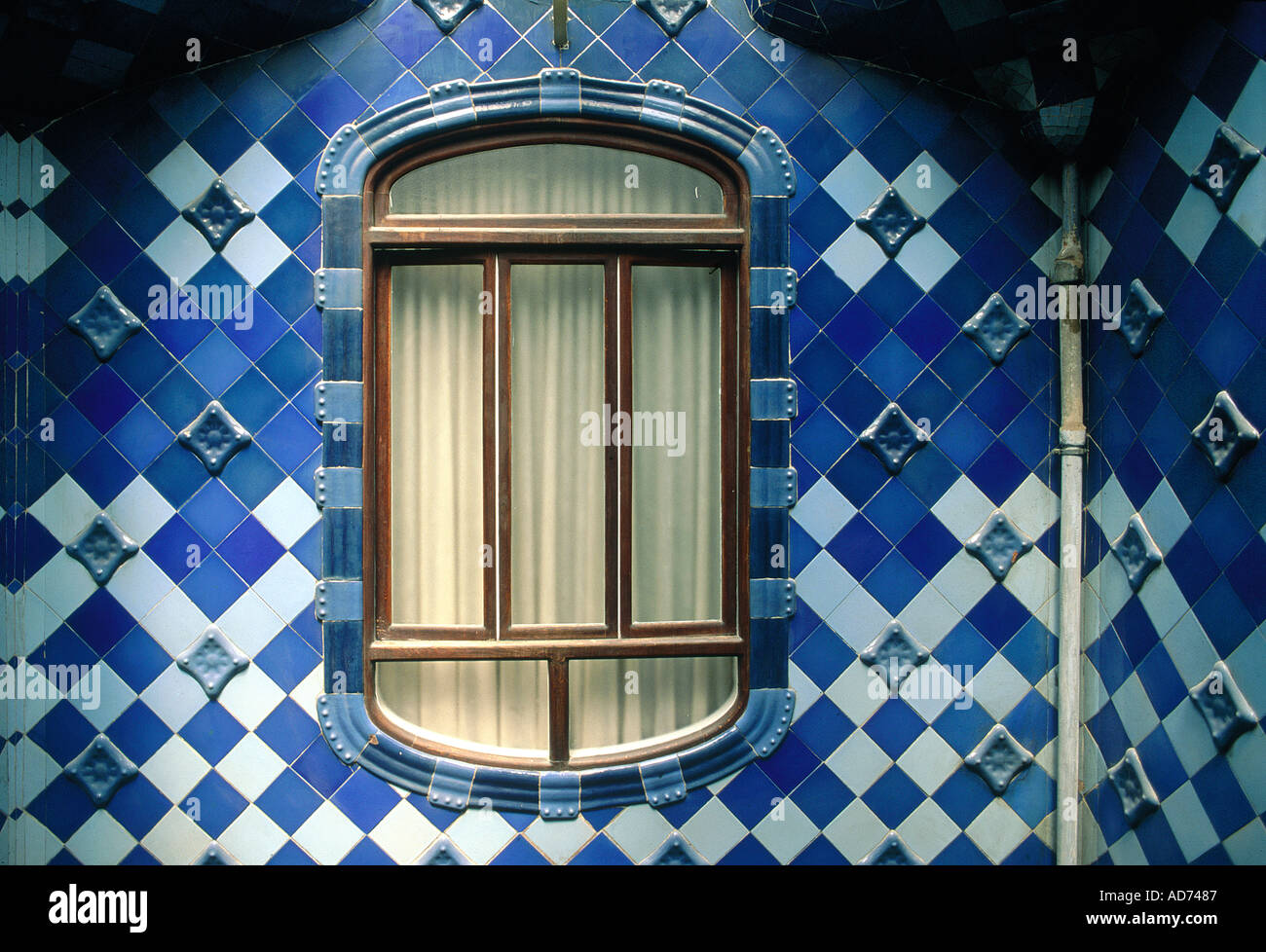 Spagna CATALUNA BARCELLONA PASEIG DE GRACIA CASA BATLO disegnato da Gaudi finestra interna Foto Stock