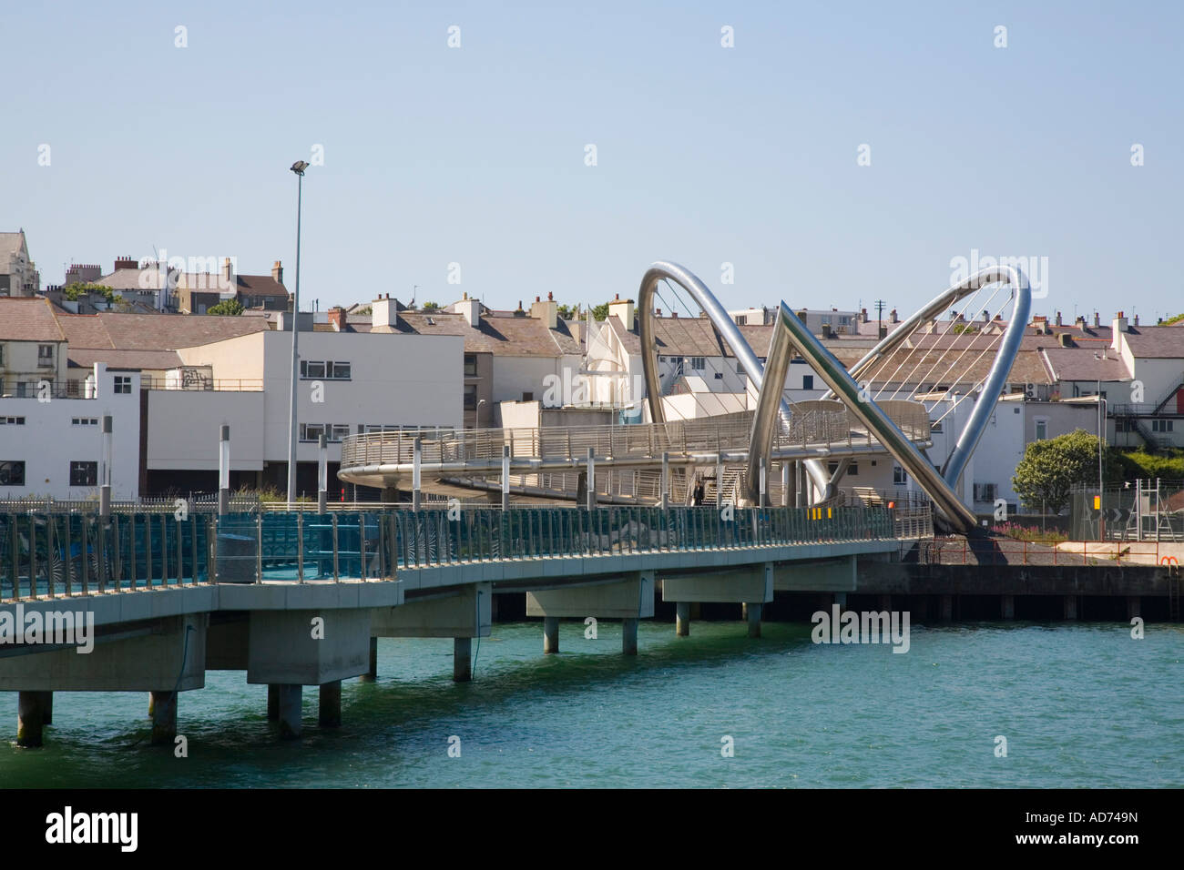 CELTIC PONTE GATEWAY nuova passerella pedonale passerella dalla città al porto attraverso il porto di Holyhead Anglesey North Wales UK Foto Stock