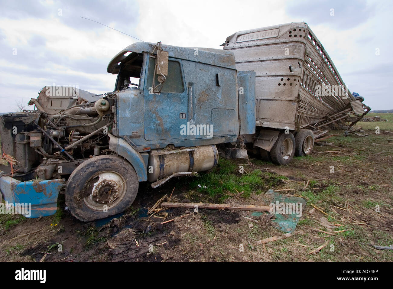 Un rimorchio di un trattore devastata da un tornado di Göteborg, Nebraska. Foto Stock