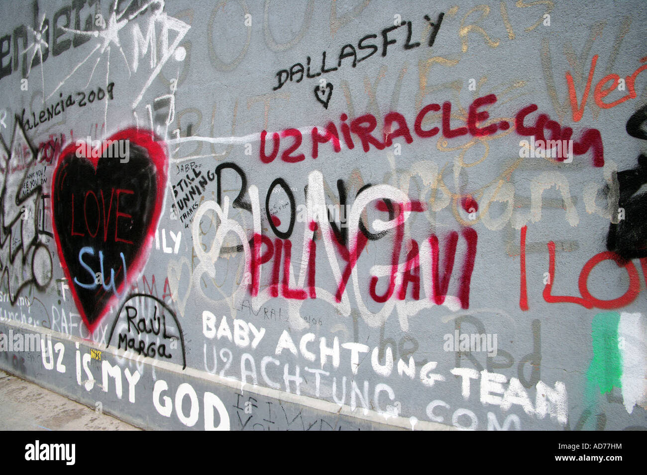 Grafitti su U2 Tribute parete in Dublin Docklands dove gli appassionati rendere omaggio alla banda Foto Stock