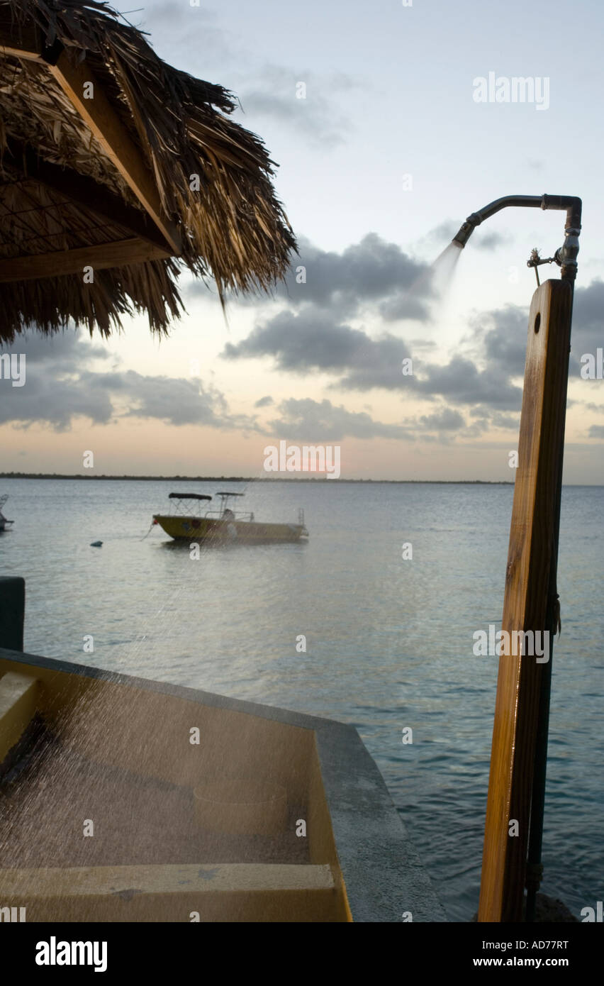 Doccia esterna al crepuscolo, Bonaire, Netherland Antillies Foto Stock