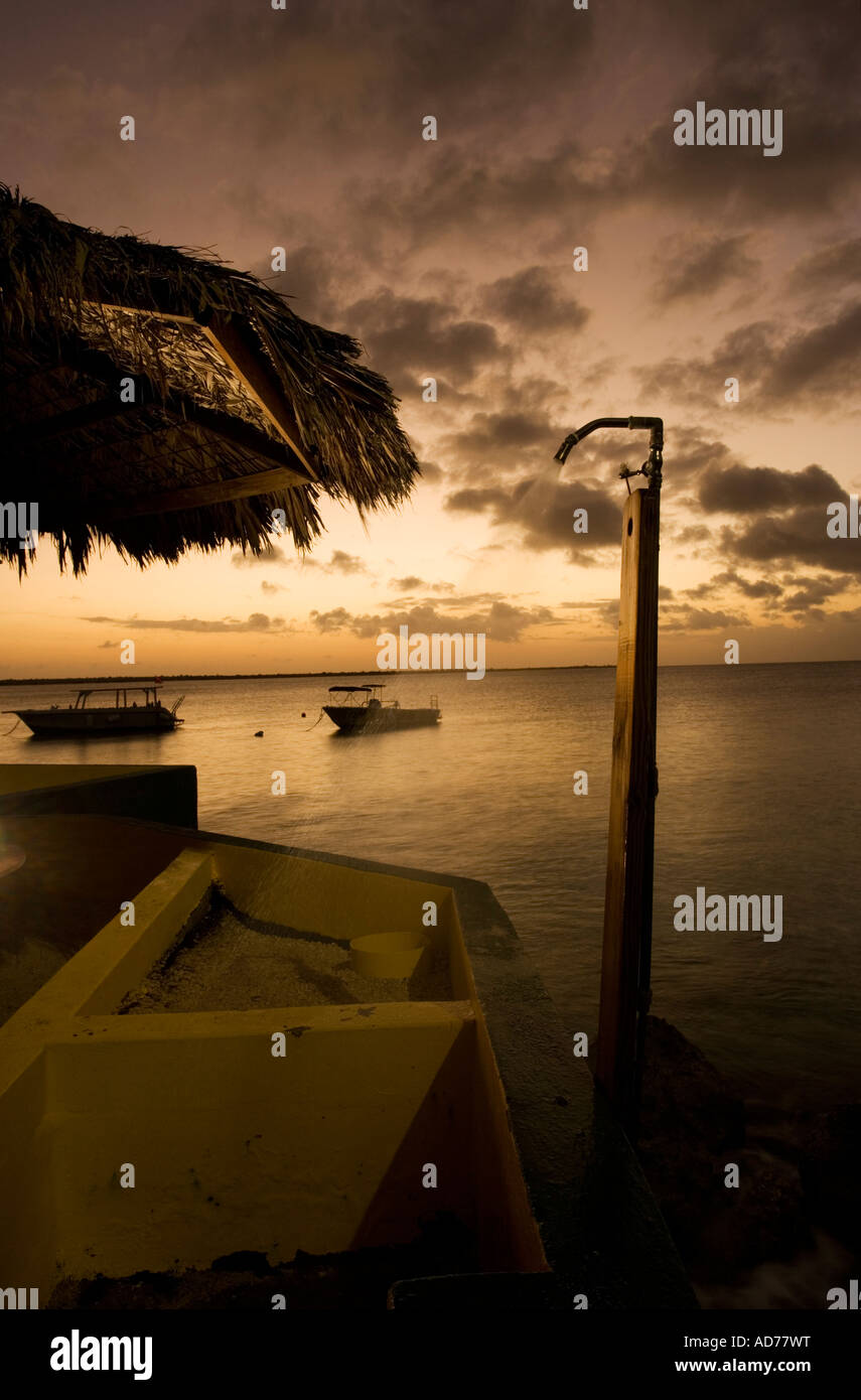 Doccia esterna al crepuscolo, Bonaire, Netherland Antillies Foto Stock