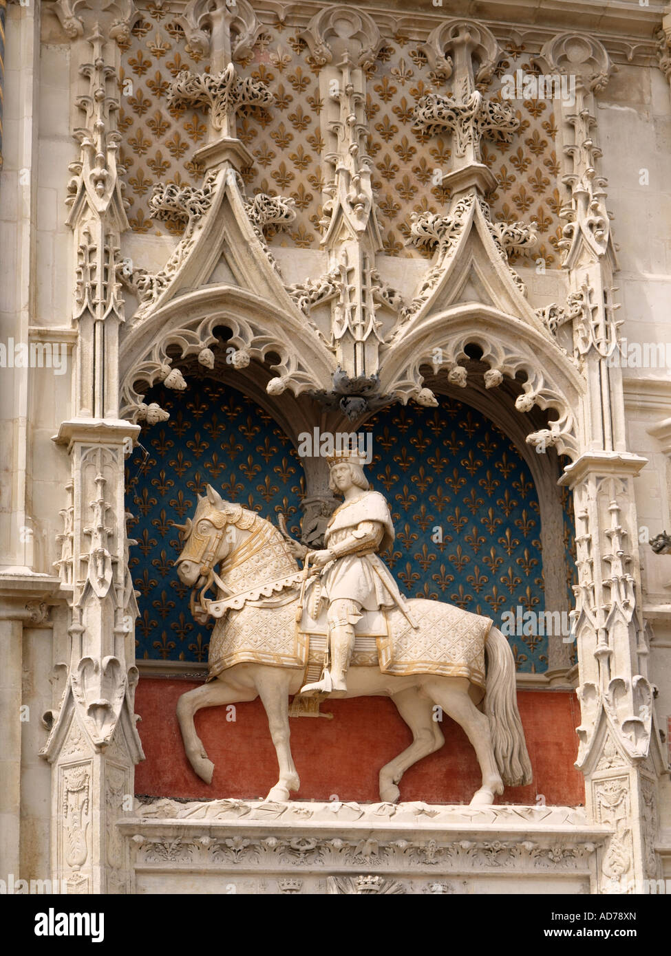 Il re Luigi XII statua sulla facciata del castello di Blois castello della Valle della Loira in Francia Foto Stock