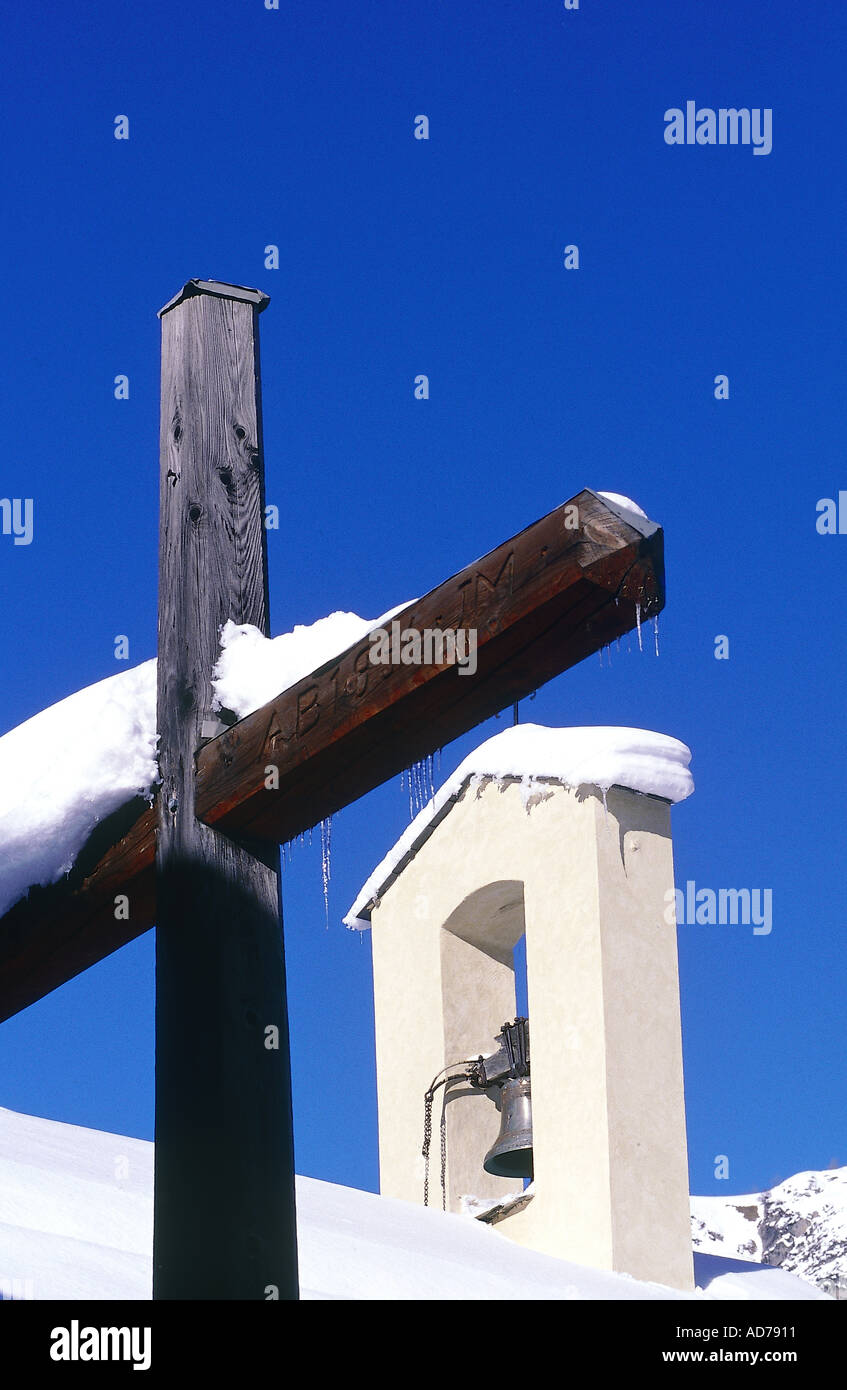 Francia ALPI IN INVERNO SAVOIE VALLOIRE croce di legno e la cappella BELFRY Foto Stock