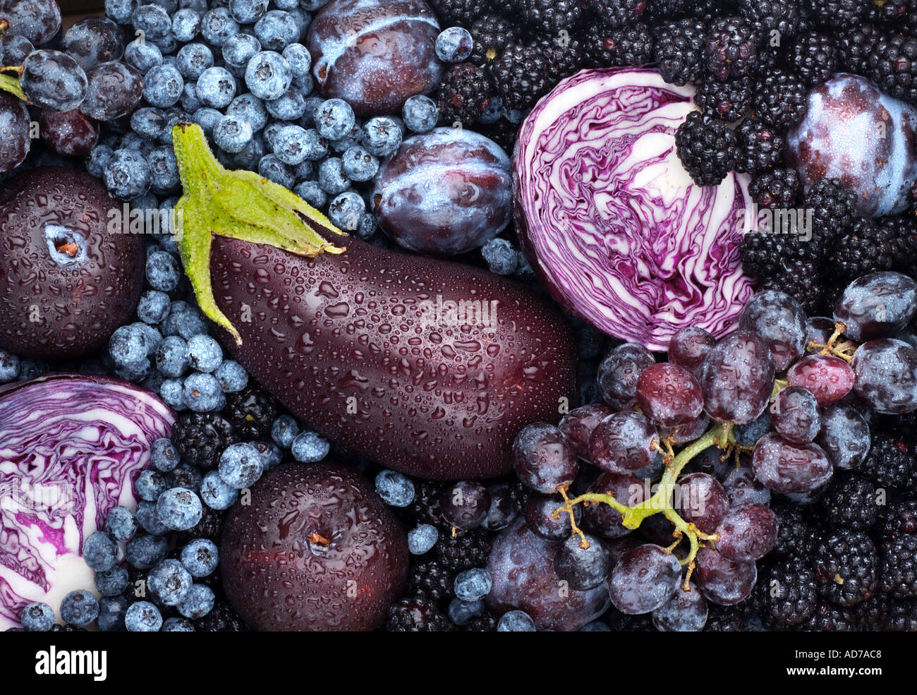 Viola e blu di frutta e verdura Foto stock - Alamy