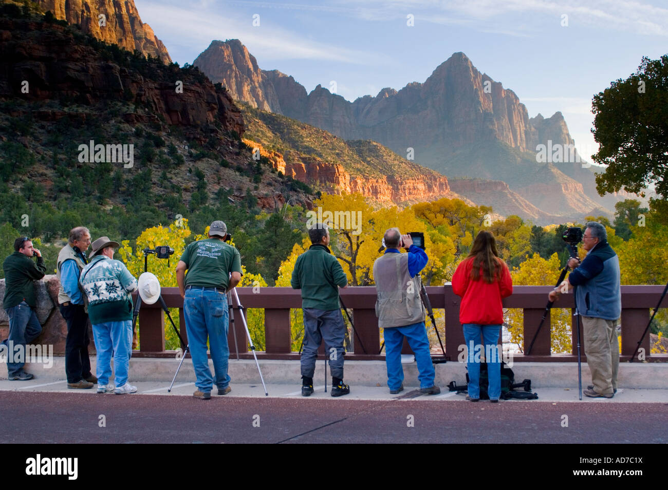 Linea di fotografi sul ponte alla giunzione del Canyon sotto la sentinella Zion National Park nello Utah Foto Stock