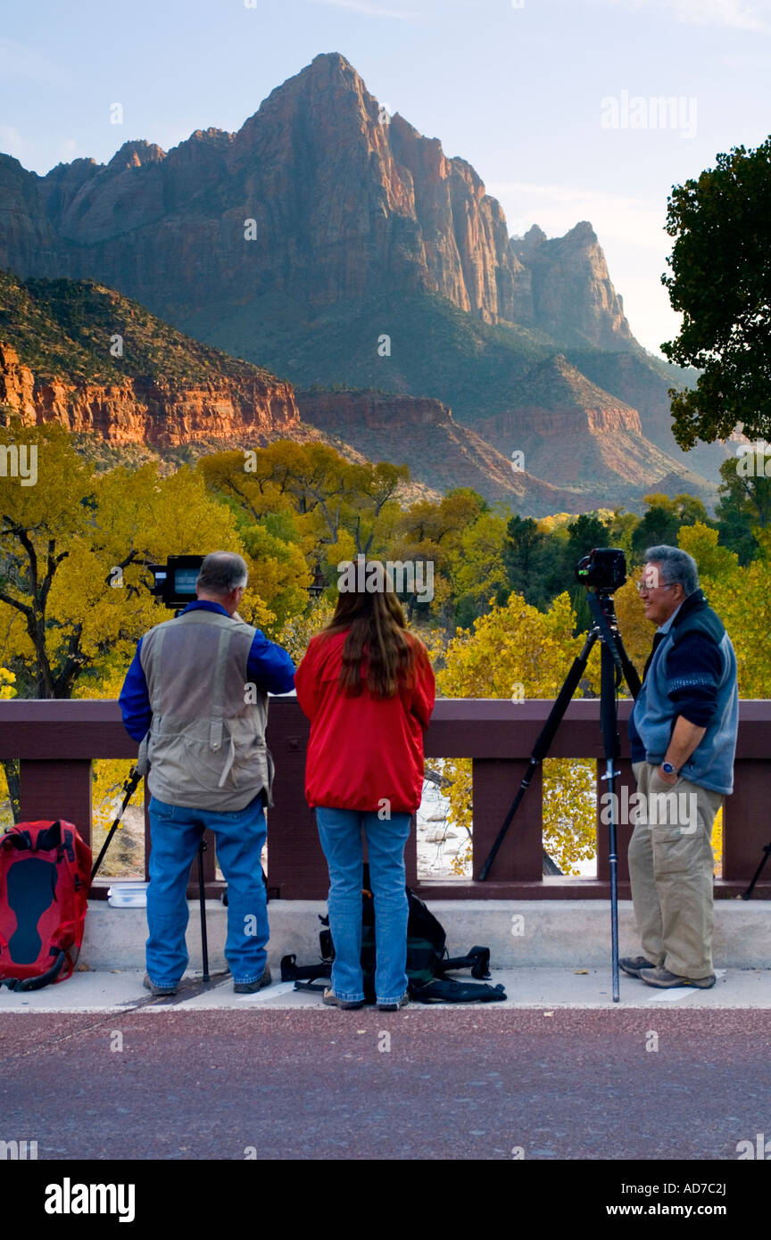 Fotografi sul ponte alla giunzione del Canyon sotto la sentinella Zion National Park nello Utah Foto Stock