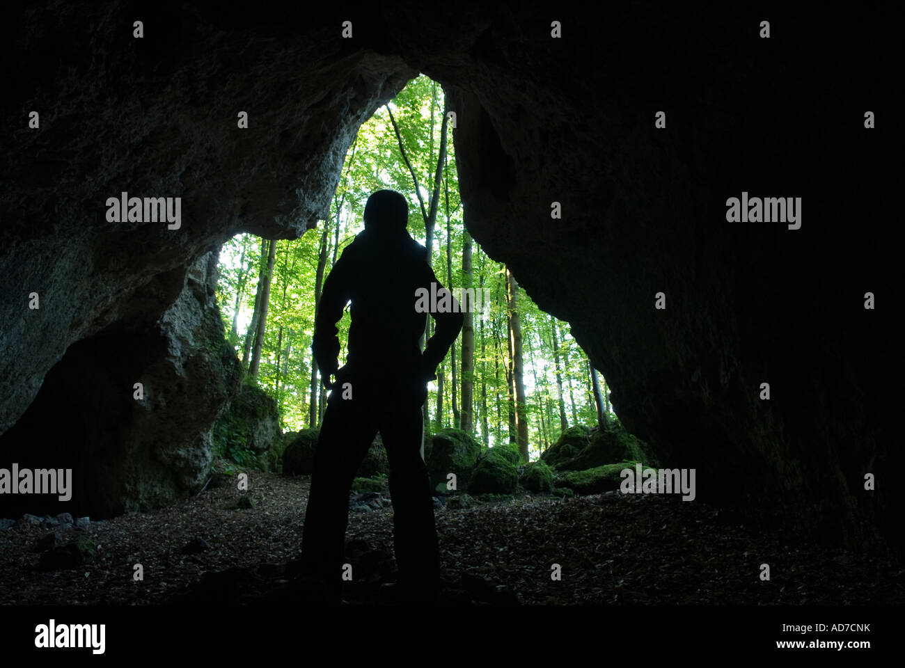 Silhouette di persona in grotta, Sackdilling, Germania Foto Stock