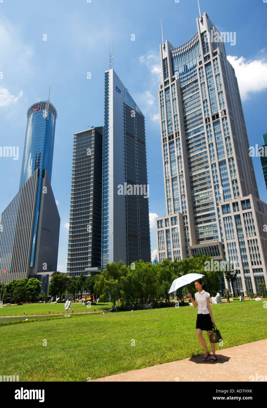 I moderni grattacieli e parco nel quartiere finanziario di Lujiazui Pudong Shanghai 2007 Foto Stock