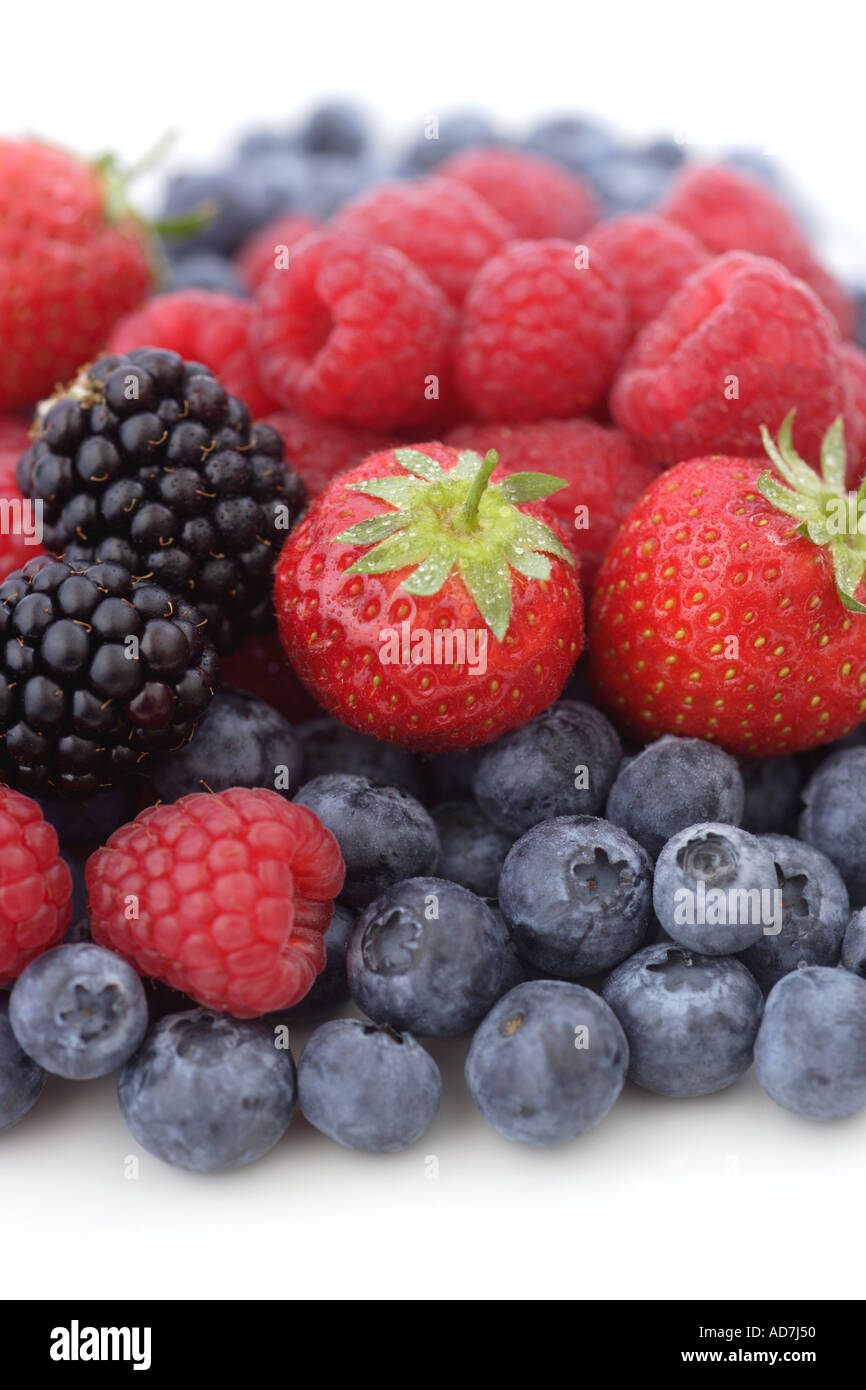 Estate misto bacche fragole mirtilli more e lamponi Foto Stock