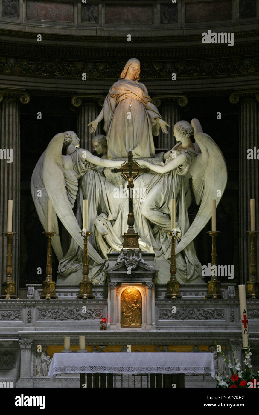 L'altare in la chiesa de La Madeleine con una grande statua raffigurante l'ascensione al cielo di Maria Maddalena. Parigi, Francia Foto Stock