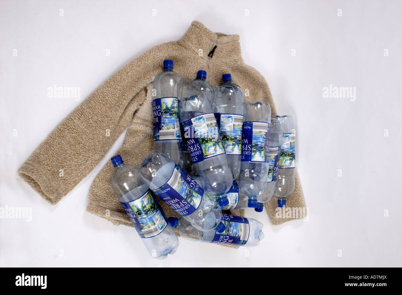 Studio shot 12 bottiglie di plastica riciclata per fare una giacca di lana Foto Stock