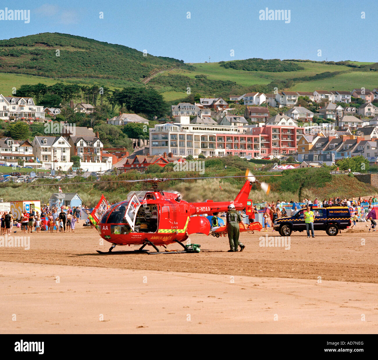 Pronto soccorso essendo collocato nel Devon Air Ambulance a Woolacombe Beach, North Devon, Inghilterra, Regno Unito. Foto Stock