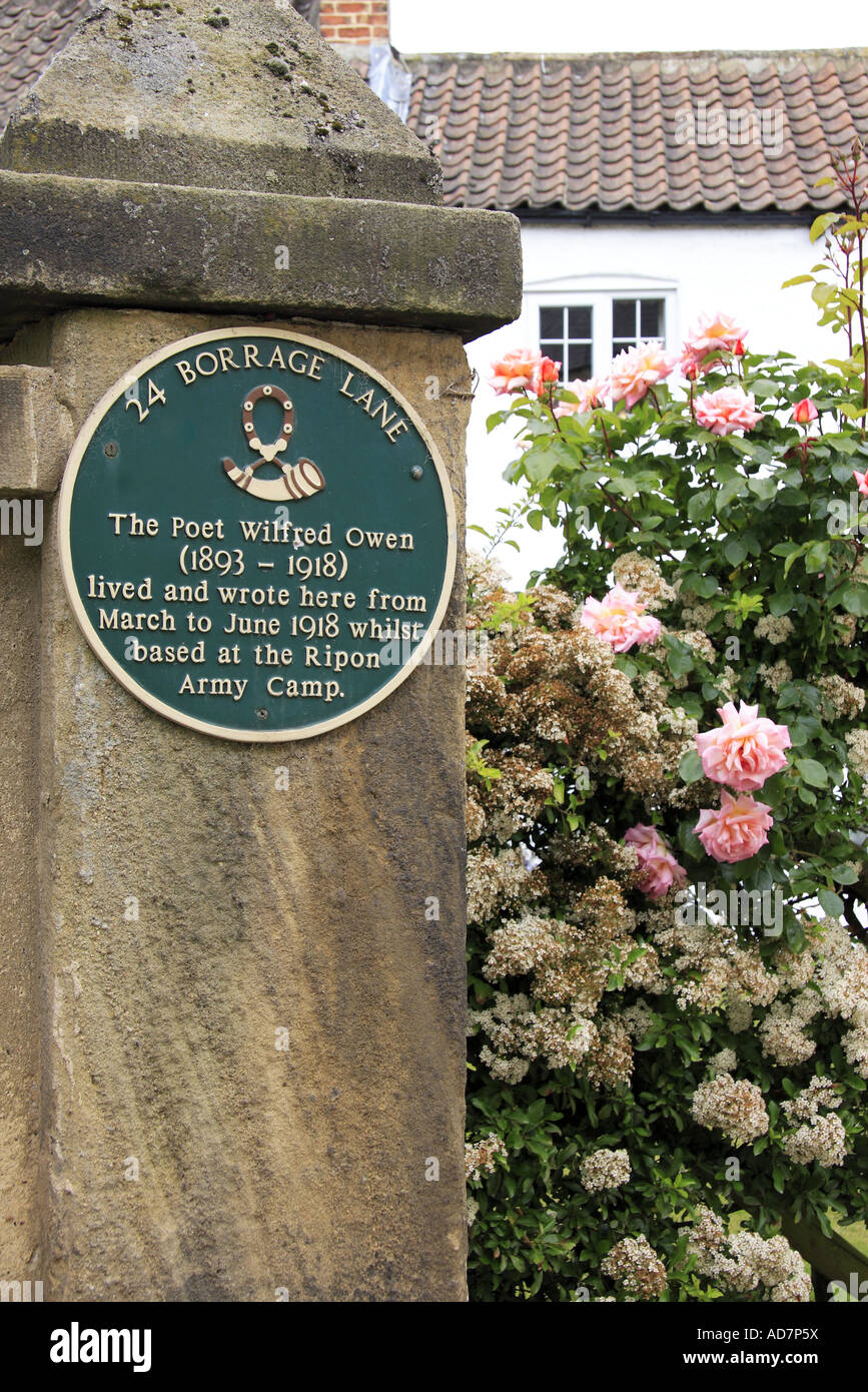 La placca per Wilfrid Owen Prima Guerra Mondiale poeta, a 24 Borragine Lane, Ripon Inghilterra Yorkshire Foto Stock