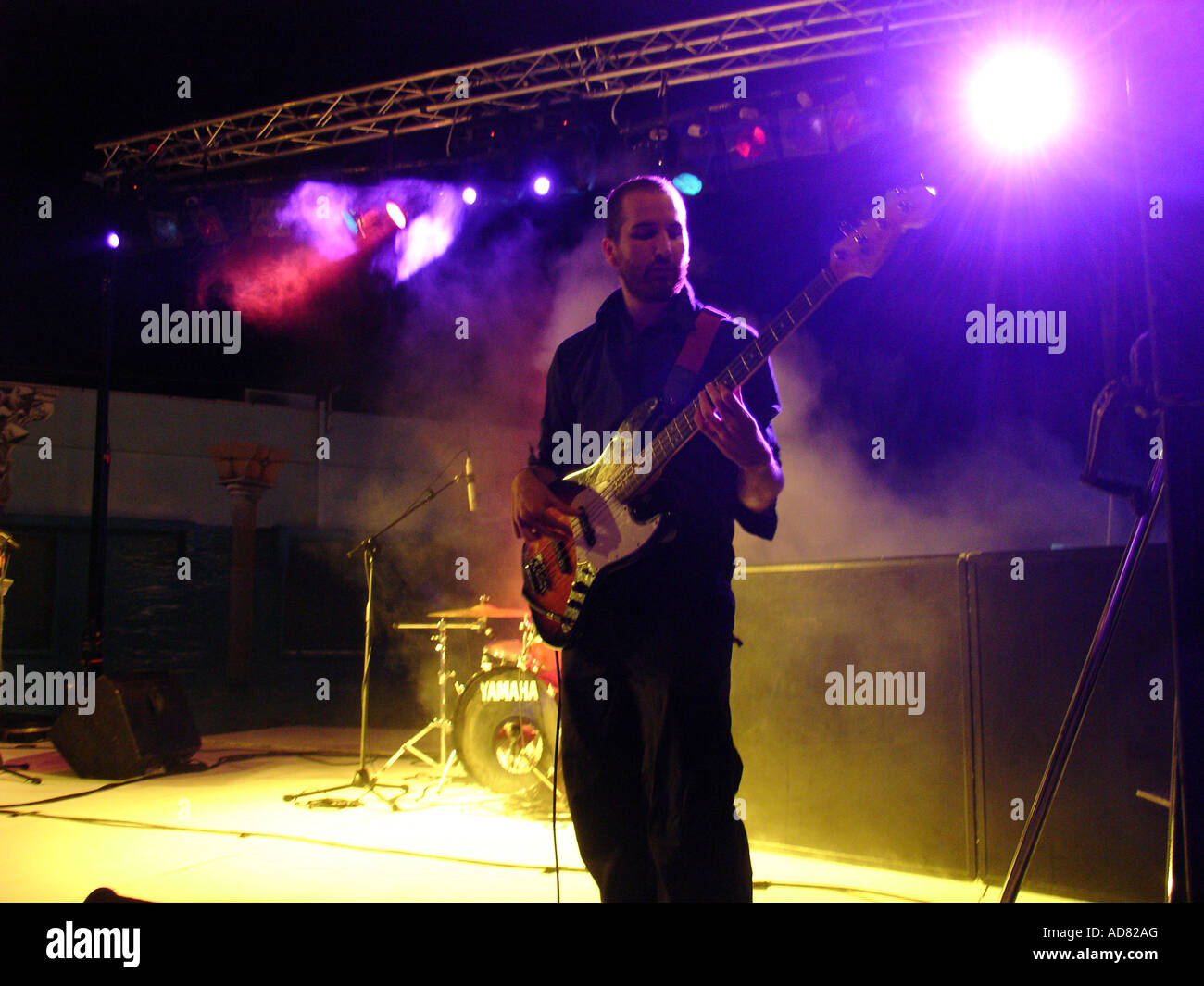 Il chitarrista suonare la chitarra elettrica in corrispondenza di una musica rock in concerto a Tel Aviv Israele Foto Stock