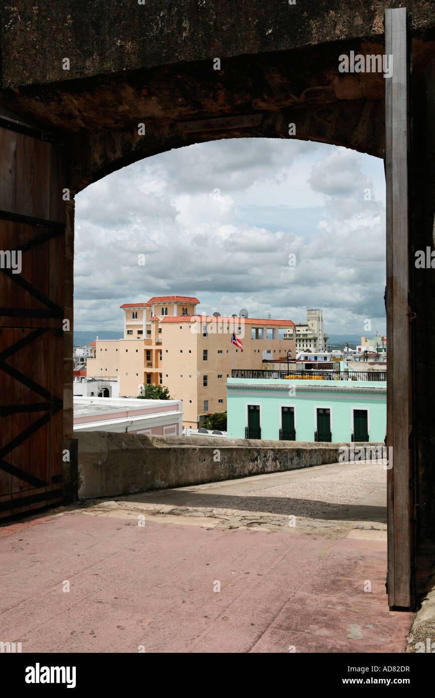 Guardando il nostro verso la colorata città vecchia da San Cristobal Fortezza di San Juan, Puerto Rico Foto Stock