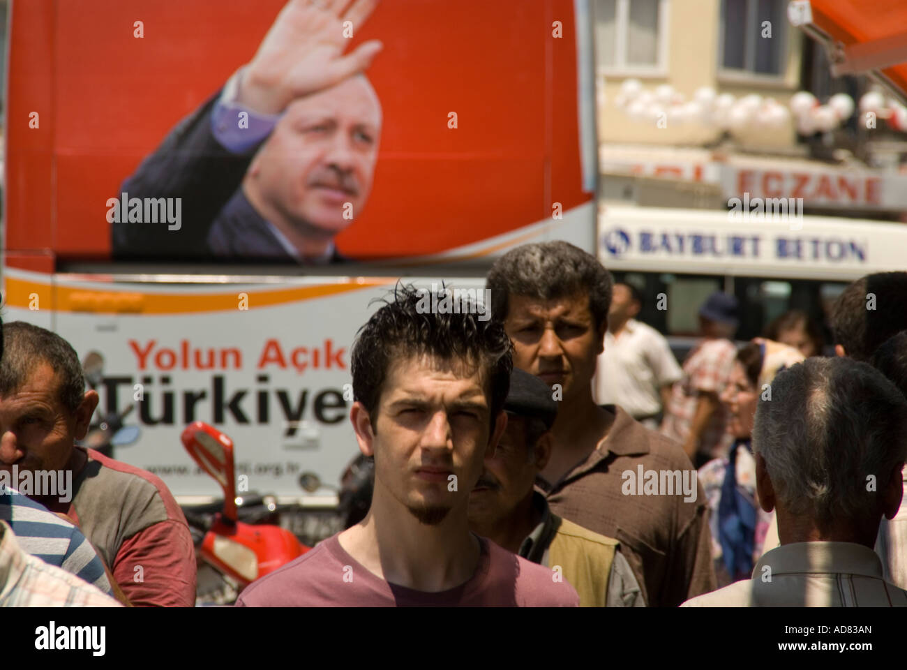 Bagno turco di uomini in Bergama con la campagna politica poster del primo ministro turco Recep Tayyip Erdogan Foto Stock