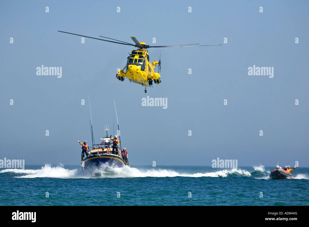 RNLI Cromer in acque costiere e le imbarcazioni di salvataggio in mare aperto con un mare di RAF Re Salvataggio in elicottero Foto Stock