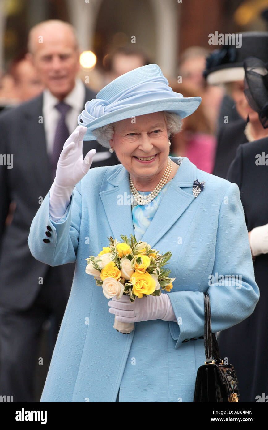 Regina vestita di azzurro visita a Romsey per ricevere la magna carta carter del hampshire town Foto Stock