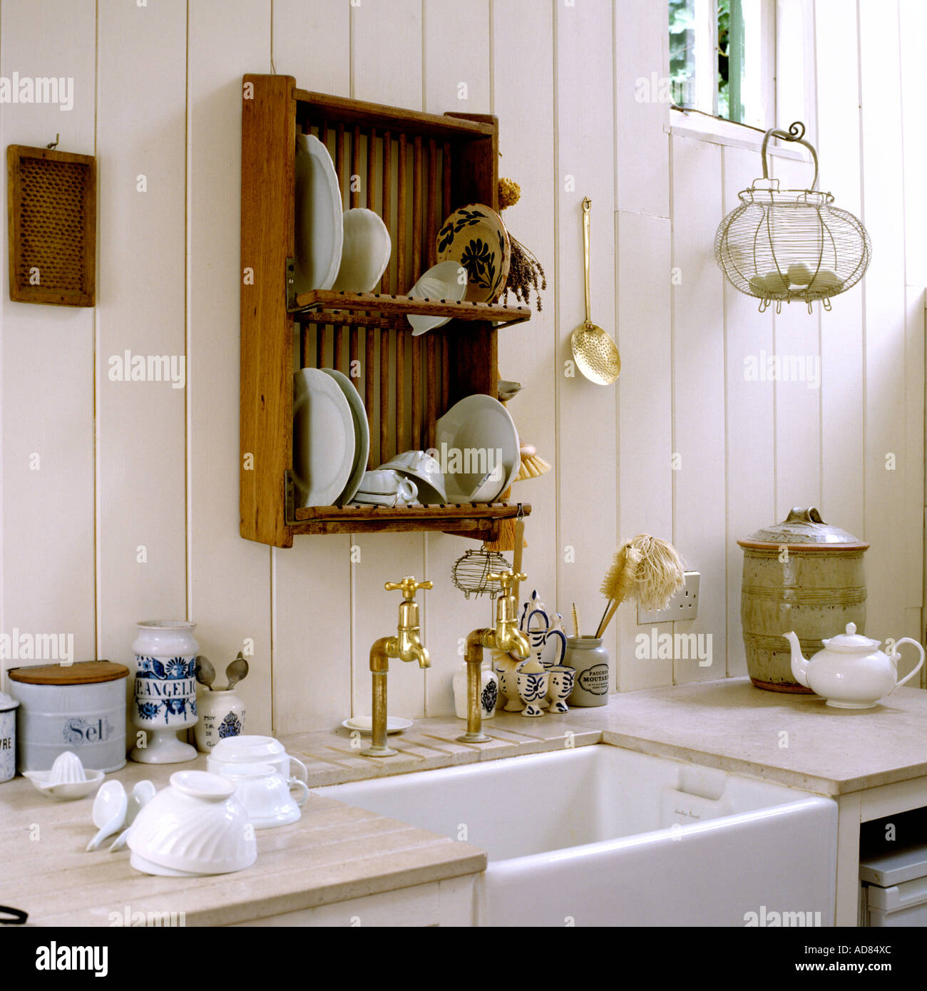 Cucina di paese con lavandino e piatto in legno rack nel paese di lingua inglese townhouse Foto Stock