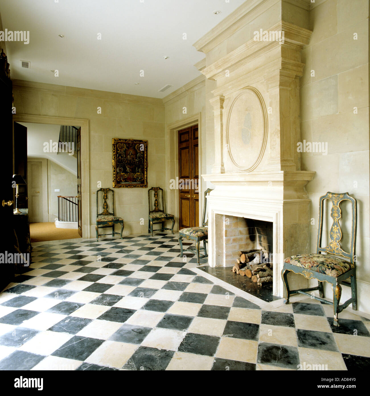 Camino di pietra nel vuoto sala reception con pavimento a scacchi Foto Stock