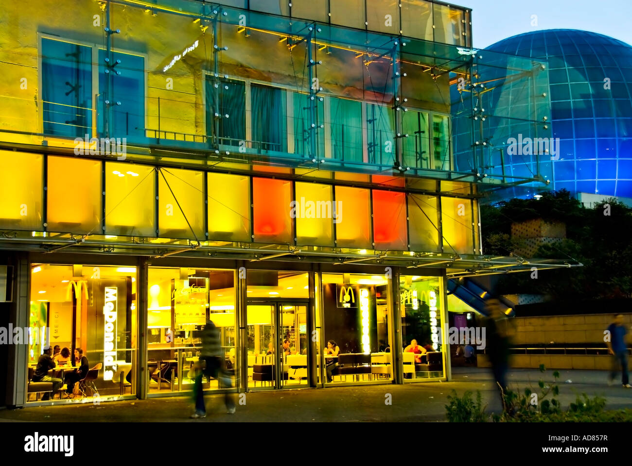 Parigi, Francia, architettura commerciale, il 'la Defense Business Centre' Mc Donalds Fast Food Restaurant di notte illuminato, edificio moderno, porta d'ingresso Foto Stock