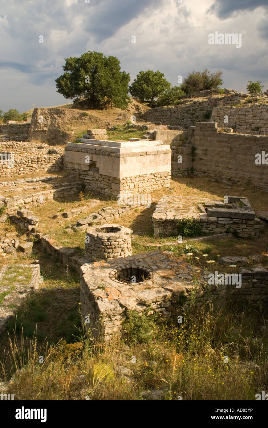Le antiche rovine della città di Troia VIII-IXm dal settimo al terzo secolo A.C., religioso santuario Foto Stock Le antiche rovine della città di Troia VIII-IXm dal settimo al terzo secolo A.C., religioso santuario Foto Stock