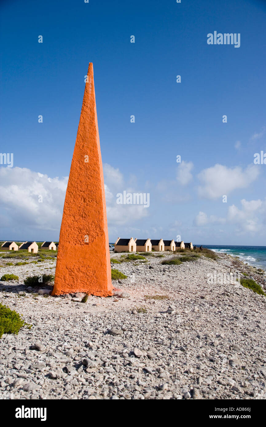 Obelisco e rosso capanne slave a sud della fine Bonaire, Netherland Antillies Foto Stock