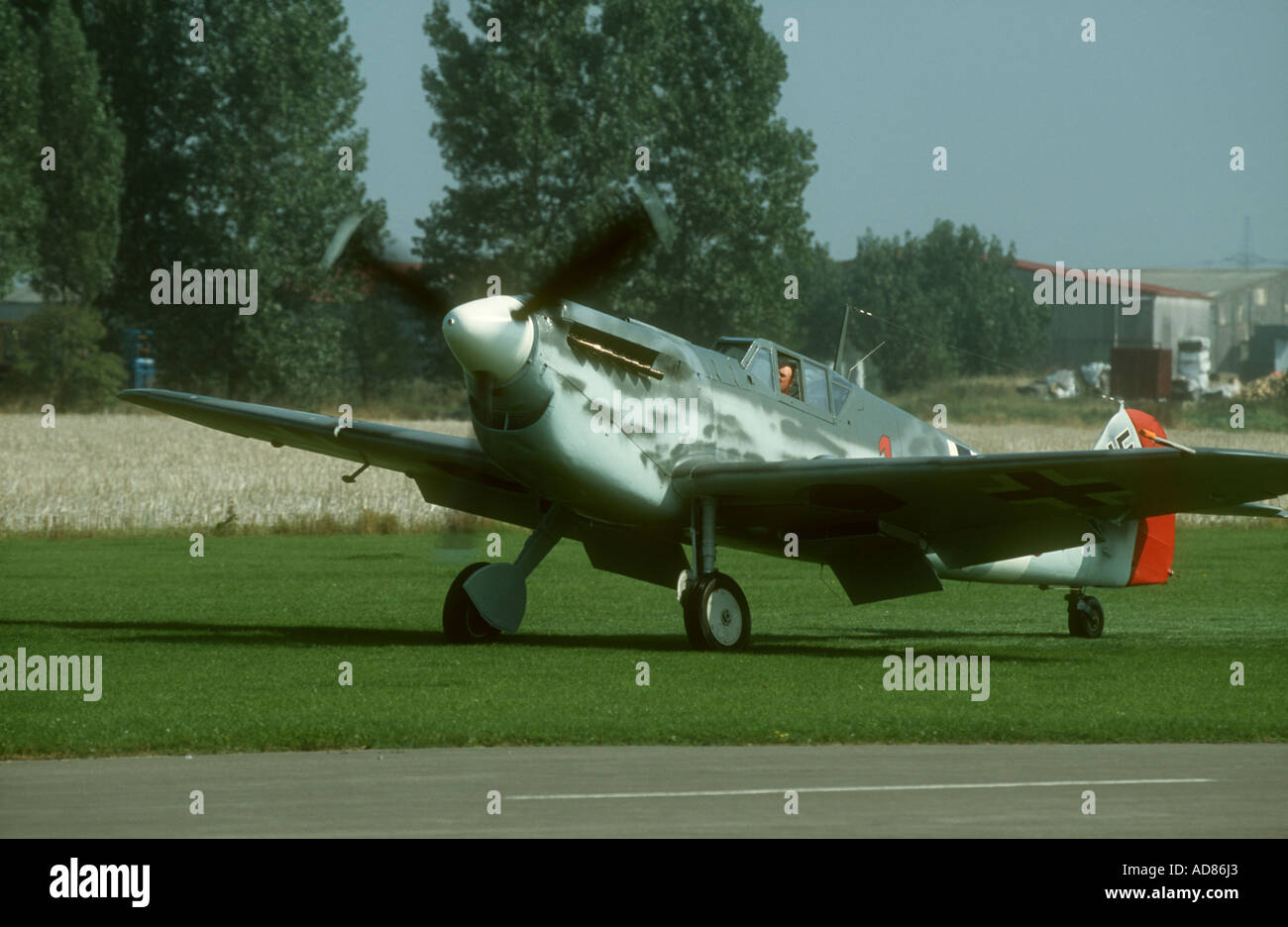 Hispano ha 1.112 Buchon Mil (Messchersmitt Me109) della Reale Società aereo in rullaggio a Breighton airfield Foto Stock